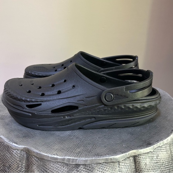 Crocs ~ Black Off Grid Unisex Lightweight Clogs in Men’s size 10, Women’s 12 - Picture 1 of 13
